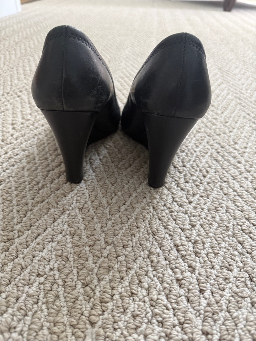 Tory Burch Black Leather Pumps with Gold Logo Medallion - Picture 3 of 3